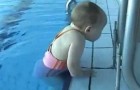 La bambina che impara a nuotare