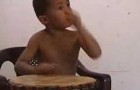 Un piccolo genio con il tamburo