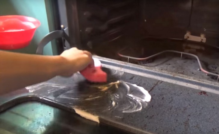 Solo aceto e bicarbonato per pulire bene il forno! – video – sono ... Pulire forno con bicarbonato
