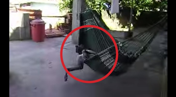 Comment Espionner Quelqu Un Avec Sa Cam Il Sort Sur La Véranda Avec La Caméra: QUELQU'UN A Pris Possession Du