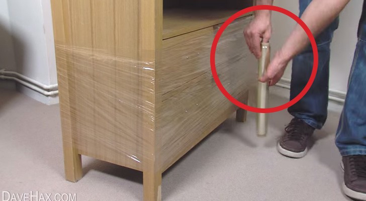 er umwickelt ein möbelstück mit küchenfolie ein wirklich einzigartiger trick! klickdasvideo de Küchenfolie Erfahrung ~ er umwickelt ein möbelstück mit küchenfolie ein wirklich einzigartiger trick! klickdasvideo de