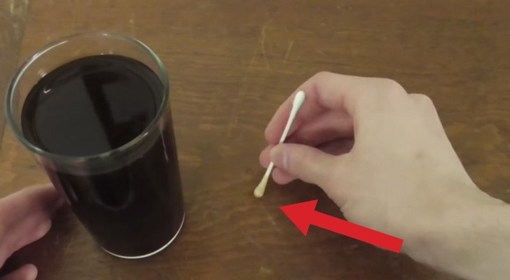 Er gibt Kaffee auf Holzmöbel..Dieser Tipp ist wirklich nützlich